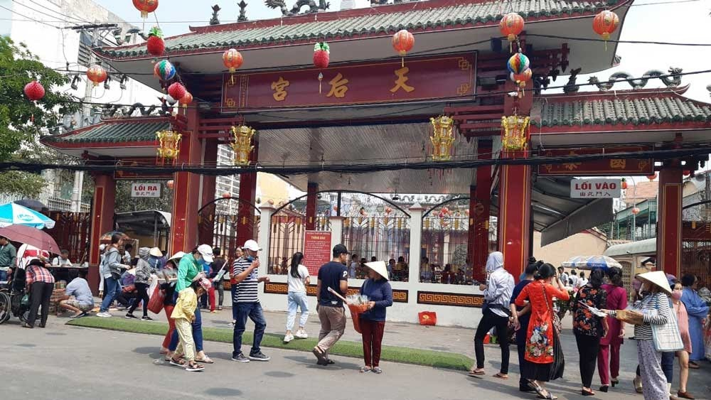Thuê xe đi 12 cảnh chùa ở Bình Dương
